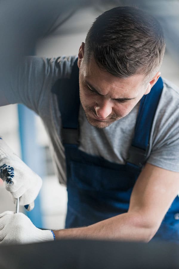 Technisch medewerker van Swimwise Pools aan het werk aan een verplaatsbare zwembadinstallatie