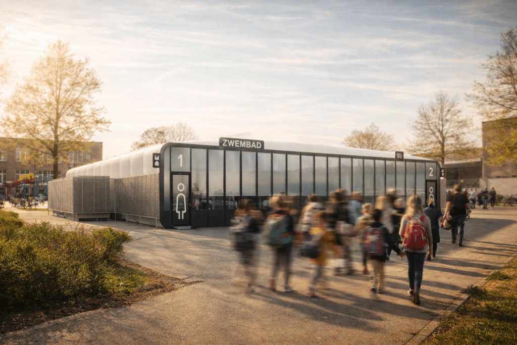 Ouders en kinderen onderweg naar het grote mobiele zwembad van Swimwise in Mechelen
